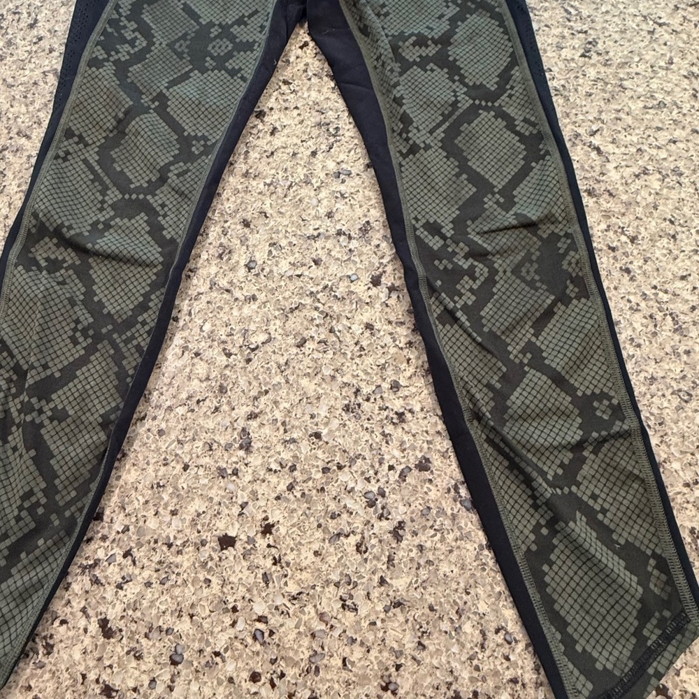 Lululemon Sz6 Snake front leggings high waisted